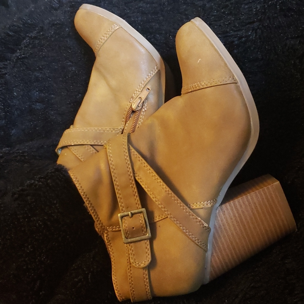 Women's boots size 8